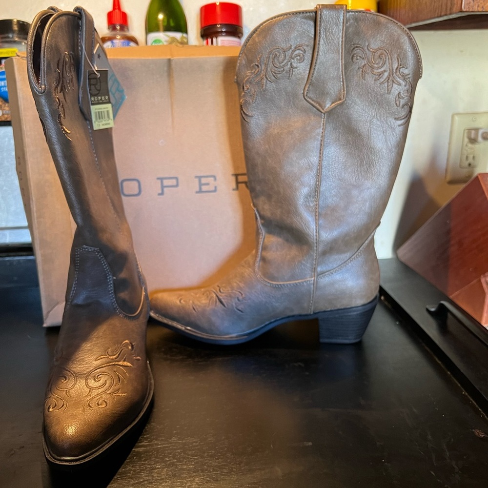 Brand new never worn Roper women’s cowgirl boots. Brown with detail size 7.5
